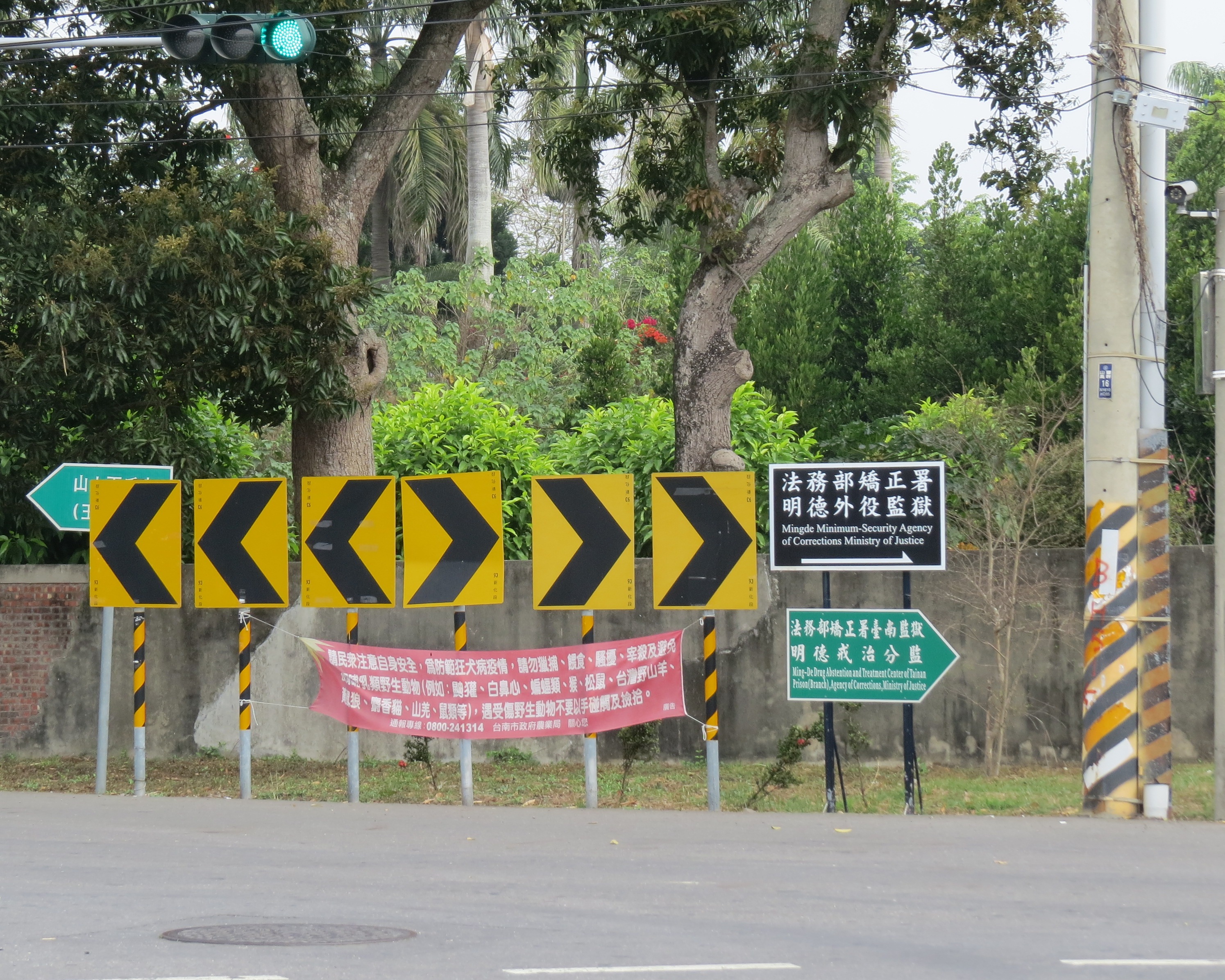 Roadsigns indicate to the prison,total 6 pictures.