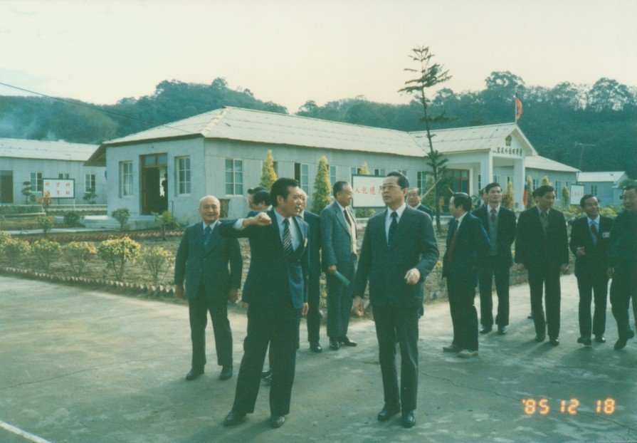 18 Dec 1985 - Mr. Shi inspected the dormitory in first base.