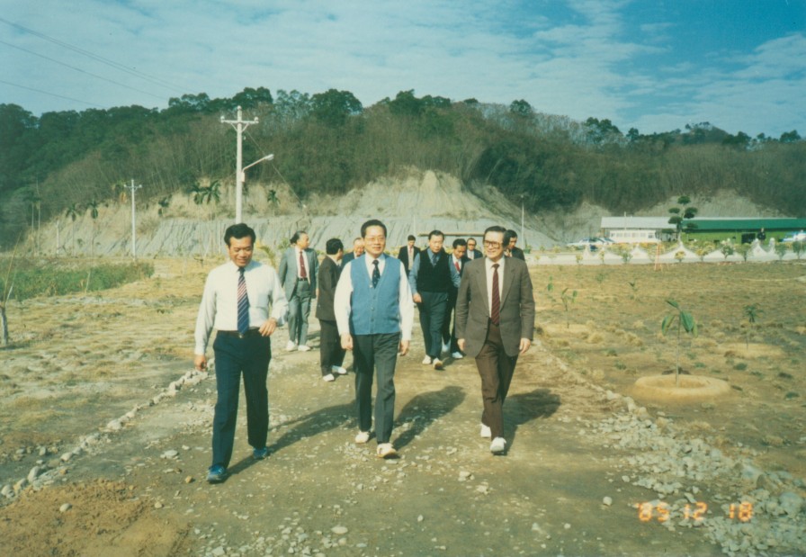 18 Dec 1985 - Mr. Shi inspected the forum before construction.