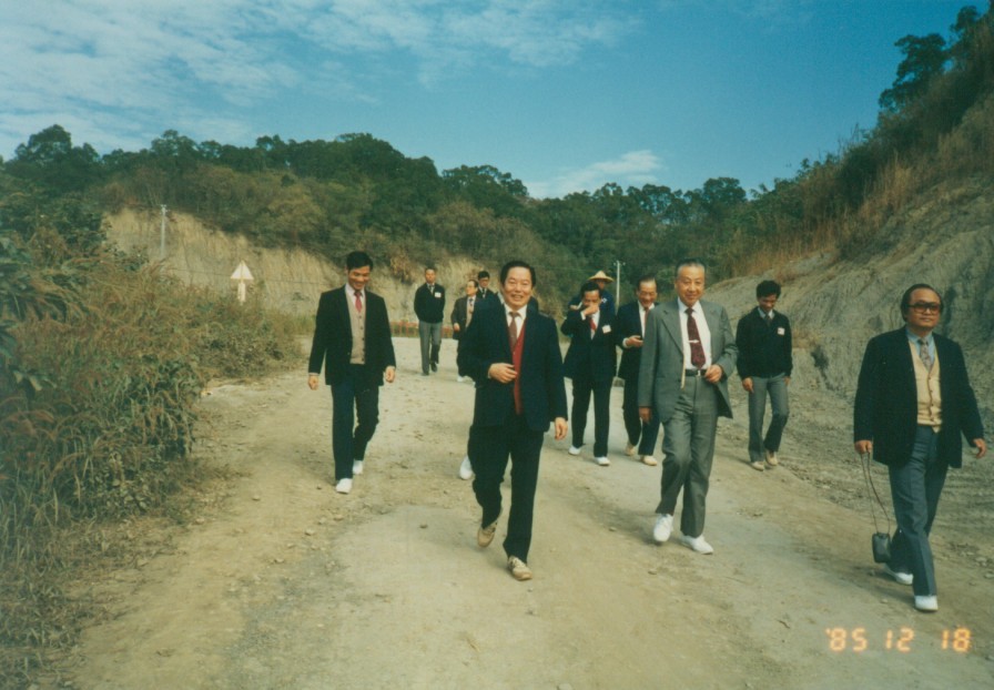 18 Dec 1985 - The former Director-General, Mr.Chen and the current Director-General, Mr.Chen-Nan Huang inspecting the sand road.