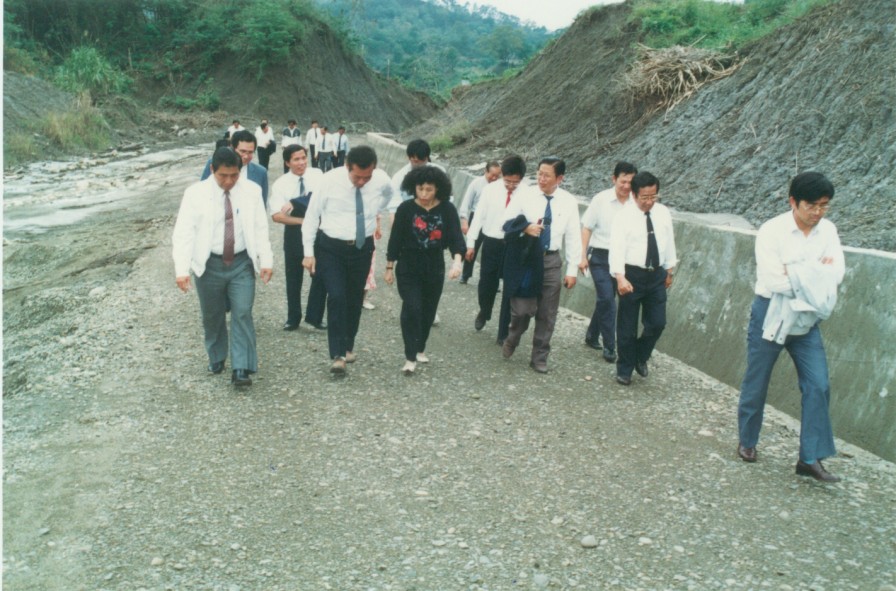 Aug 1985 - Visitors walking along the gravel road.