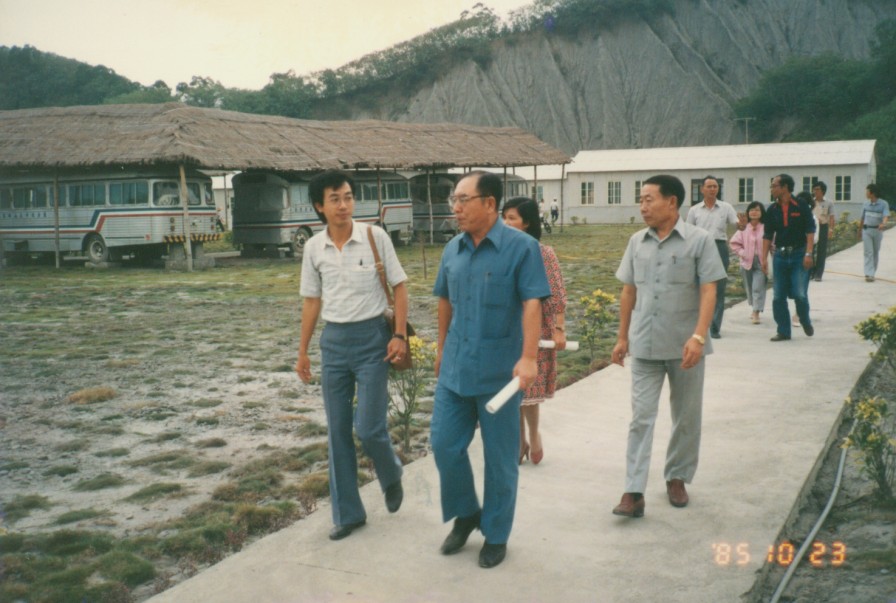 23 Oct 1986 - Visitors inspecting the first base.